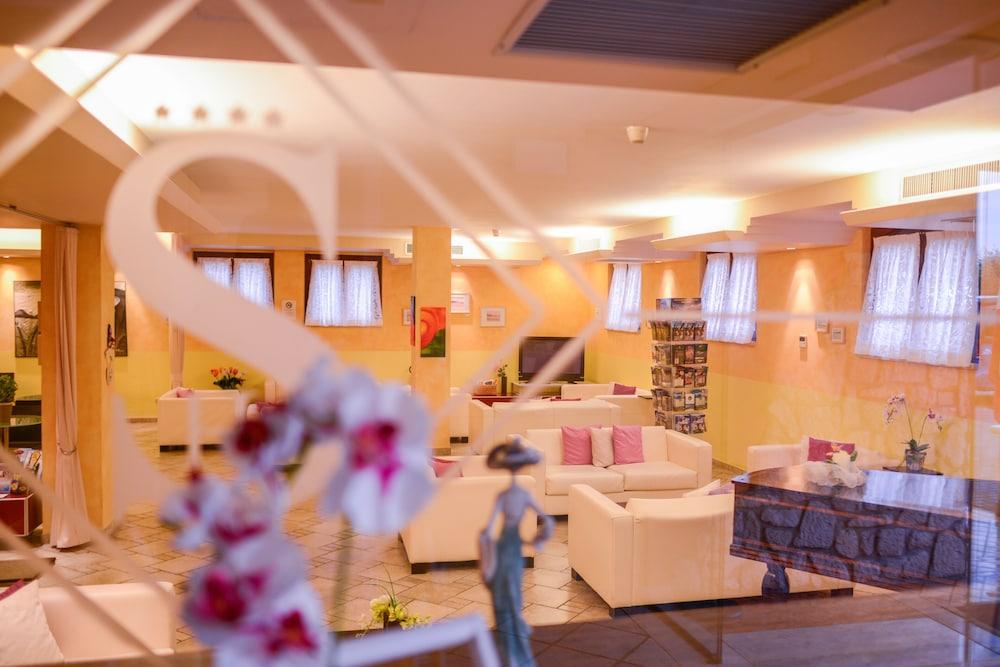 מנרבה דל גארדה Ahg Donna Silvia Wellness Hotel מראה חיצוני תמונה